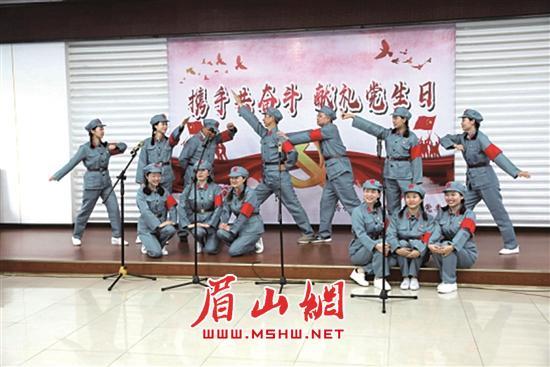 44岁林心如亮相慈善会，大红色腰封勒小蛮腰，同龄人看了都自卑
